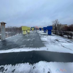 Снег с крыш уходит, а последствия зимней нагрузки становятся видны