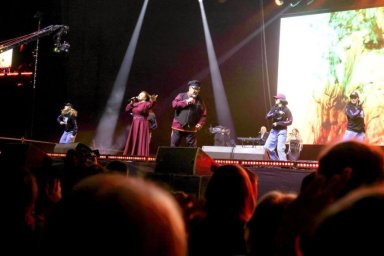 Семейный фолк-дуэт получил признание на музыкальной премии в Ледовом дворце Санкт-Петербурга